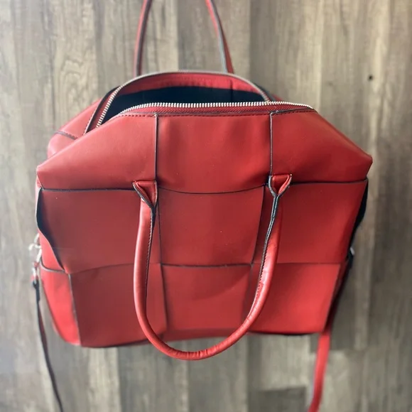 Bottega Veneta Tote Elegant Red Woven Tote Bag Full Zip - Picture 2 of 15